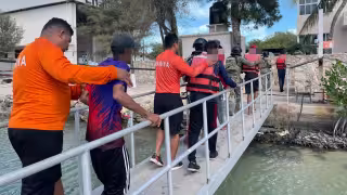 Marina rescata a 14 extranjeros y  dos mexicanos que naufragaron  frente a Progreso