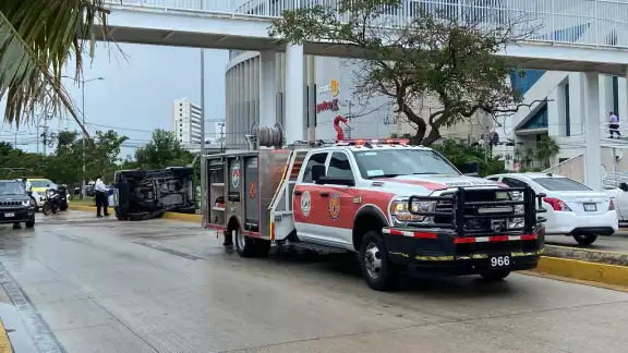 El conductor aparentemente perdió el control del automóvil, lo que causó el accidente El conductor aparentemente perdió el control del automóvil, lo que causó el accidente