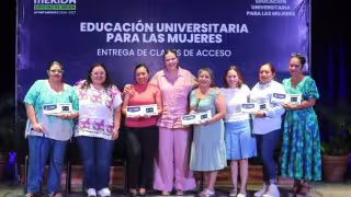 Cecilia Patrón entrega accesos a programa universitario gratuito para 100 mujeres en Mérida