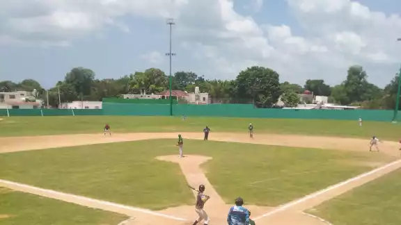 Las novenas de Cerveceros y Delfines mostraron un gran nivel en el diamante. Las novenas de Cerveceros y Delfines mostraron un gran nivel en el diamante.