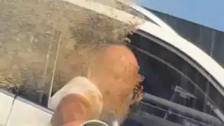 Lord Café terminó bañado de su propia bebida por tratar de mojar al otro conductor.