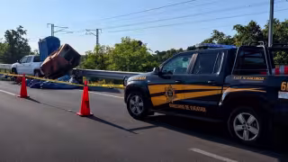 Trabajador de empresa del Tren Maya muere tras choque de tractocamión en la vía Mérida–Cancún