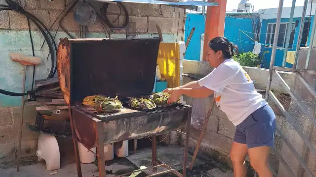 La elaboración del ‘pibipollo’ es una tradición ancestral en Campeche para honrar a los difuntos durante el ‘Hanal Pixán
