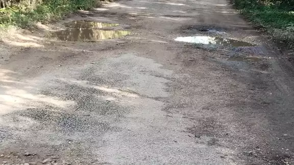 Los aguaceros causaron la pérdida de pavimento, se formen charcos y lodazales Los aguaceros causaron la pérdida de pavimento, se formen charcos y lodazales