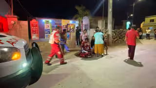 Menor sufre fractura expuesta tras choque de motocicletas en Calkiní; responsables huyen