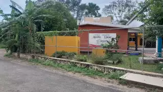 En un kinder de Popolá, Tizimín, presuntamente un profesor se encerró con una niña en el baño