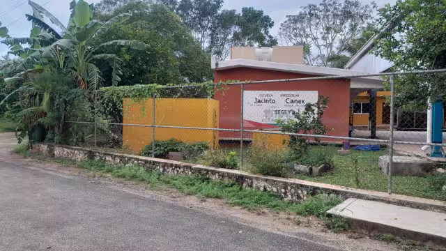 En un kinder de Popolá, Tizimín, presuntamente un profesor se encerró con una niña en el baño