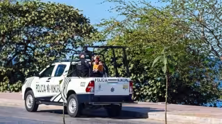 Policías arrestan a un hombre apodado “El Chepe” en el malecón de Champotón.
