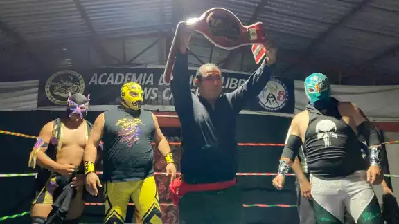 Un duelo en tríos se organizó entre luchadores extranjeros y nacionales.