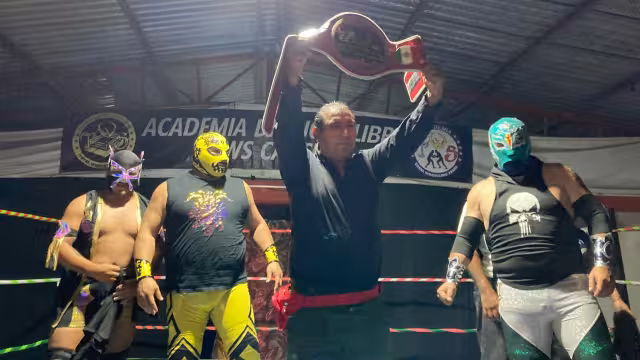 Un duelo en tríos se organizó entre luchadores extranjeros y nacionales.
