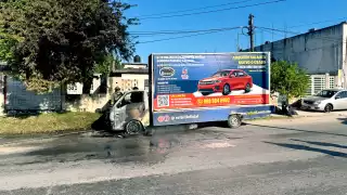 Camioneta de publicidad en Cancún es consumida por las llamas al incendiarse 