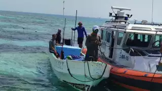 Marina rescata a cuatro pescadores tras naufragar en altamar en Progreso