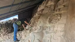 Personal del INAH hace trabajos de restauración en los vestigios que se encuentran en Acanceh