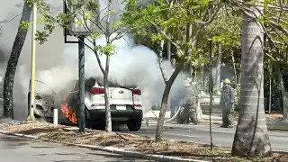 Camioneta se incendia mientras circulaba por calles del norte de Mérida  
