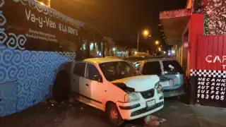 Conductor choca contra Va y Ven en el Centro de Mérida; hay autos dañados y pasajeros heridos