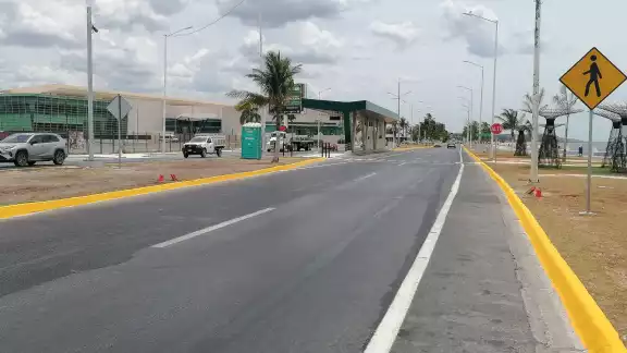 Pintaron franjas amarillas a lo largo del malecón de Campeche, desde la Plaza 4 de Octubre hasta las letras turísticas. Pintaron franjas amarillas a lo largo del malecón de Campeche, desde la Plaza 4 de Octubre hasta las letras turísticas.