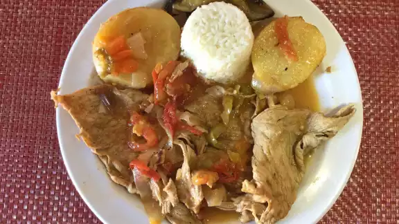 Los jueves son conocidos como el día del bistec a la cazuela Los jueves son conocidos como el día del bistec a la cazuela