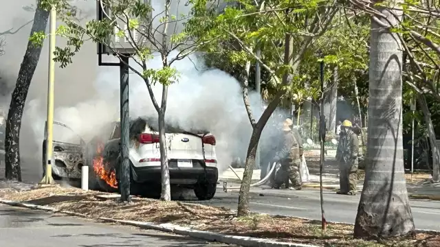 El fuego consumió la camioneta en pocos minutos