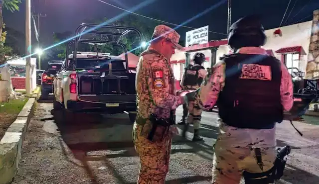 Autoridades policiacas aseguran un tráiler que transportaba 100 mil litros de combustible ilegal