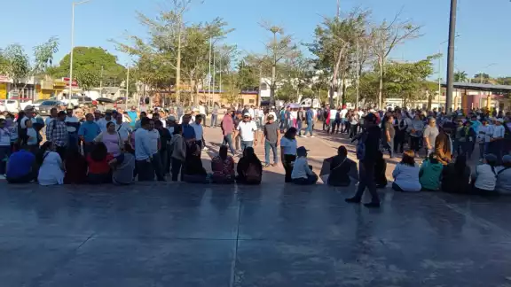 Los docentes se reunieron en el parque central