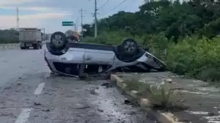 El automóvil se volcó tras chocar contra un volquete en la carretera cerca de Chemuyil, dejando a tres heridos.