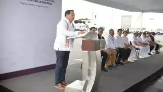 El Gobernador Joaquín Díaz Mena, encabezó la supervisión del dragado preliminar del Puerto de Altura de Progreso