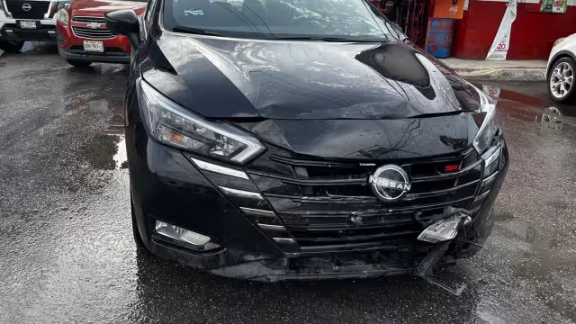 Aparentemente la conductora de la camioneta Ford Escape, no respetó la señal de alto