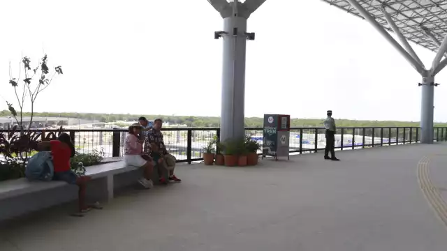 Enamorados pueden colocar su candado en la reja de la estación del Tren Maya