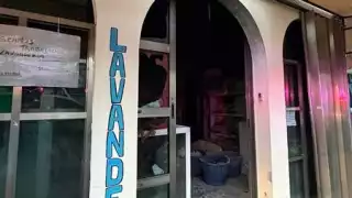 La mujer trabajaba en una lavandería, cuando el hombre llegó y la roció con gasolina y le prendió fuego