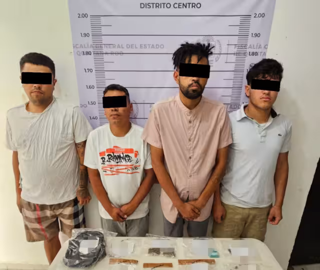 Varias sustancias parecidas a drogas ilícitas les fueron confiscadas.