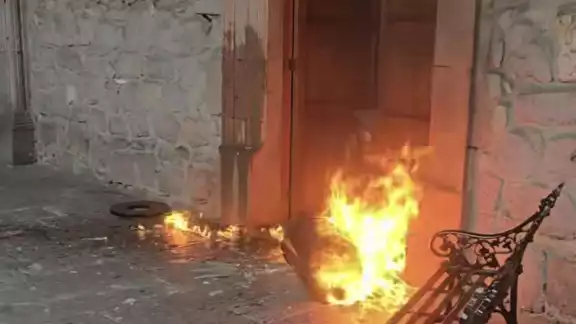 Los manifestantes prendieron fuego en algunos puntos del inmueble.