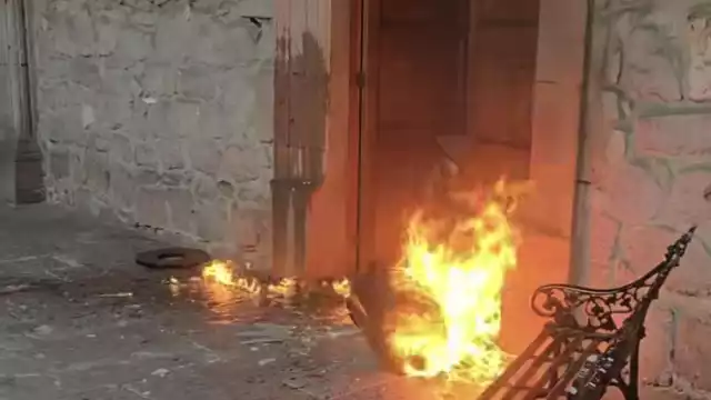 Los manifestantes prendieron fuego en algunos puntos del inmueble.