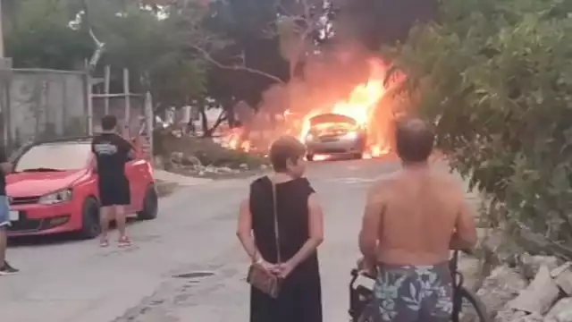 Los incendios consumieron por completo los vehículos.