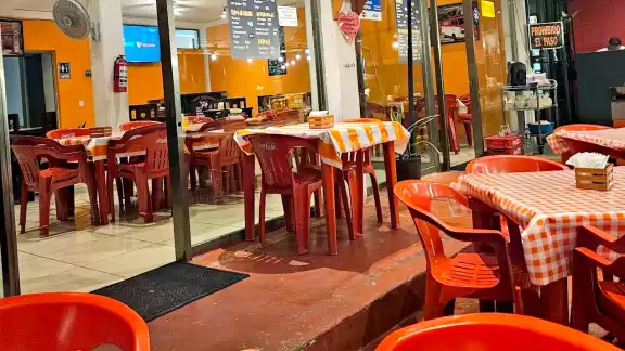 Los supuestos criminales amagaron con pistolas a clientes y empleados, que decidieron hacerles frente. (