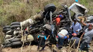 Hombre pierde la vida tras quedar prensado en aparatoso choque  en Escárcega 