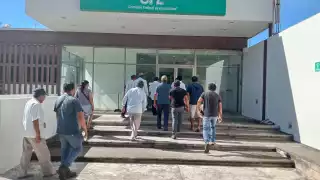 Citricultores de Kinchil acudieron a las ofi cinas de la CFE para exigir respuestas