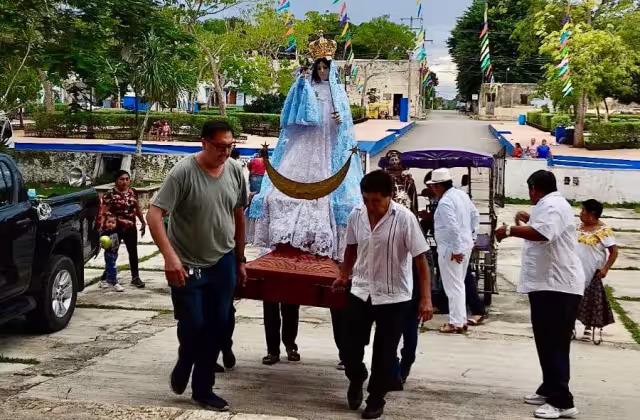 En el arco de entrada, los custodios le colocaron su corona de oro y comenzó la procesión