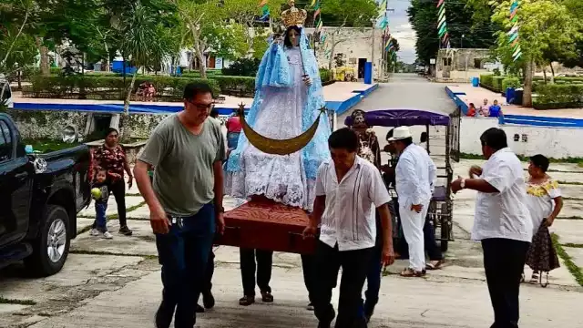 En el arco de entrada, los custodios le colocaron su corona de oro y comenzó la procesión