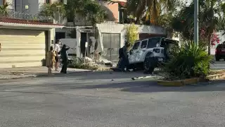 Fuerte accidente en Cancún: Camioneta se estrella contra una casa de la supermanzana 525