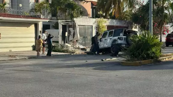 El incidente no se registraron lesionados, solo graves daños al vehículo y la vivienda El incidente no se registraron lesionados, solo graves daños al vehículo y la vivienda