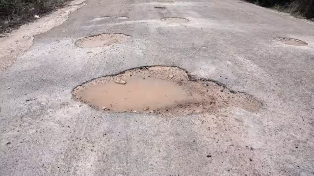La carretera federal está en malas condiciones y con baches