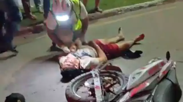 Los paramédicos llegaron al lugar y atendieron a los jóvenes accidentados.