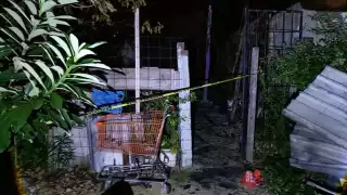 El incendio se registró durante la madrugada, alertando a los vecinos