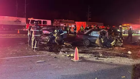 Guiador de un Tsuru invade carril y causa colisión con un Aveo, en el km 13 de la carretera a Cancún