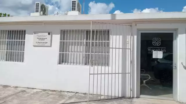 Una trabajadora explicó a algunos pobladores que si tienen alguna urgencia deben dirigirse a Ticul.