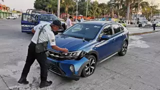 Mujer impacta su vehículo contra estatua, tras esquivar a un peatón en Ciudad del Carmen