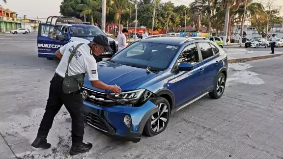 El auto se impactó contra la base de la estatua del Pescador. El auto se impactó contra la base de la estatua del Pescador.