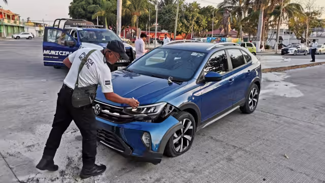 El auto se impactó contra la base de la estatua del Pescador.