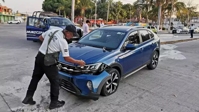 El auto se impactó contra la base de la estatua del Pescador.