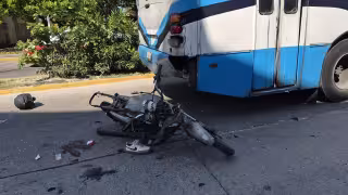 Motociclista grave tras chocar contra camión urbano en Campeche